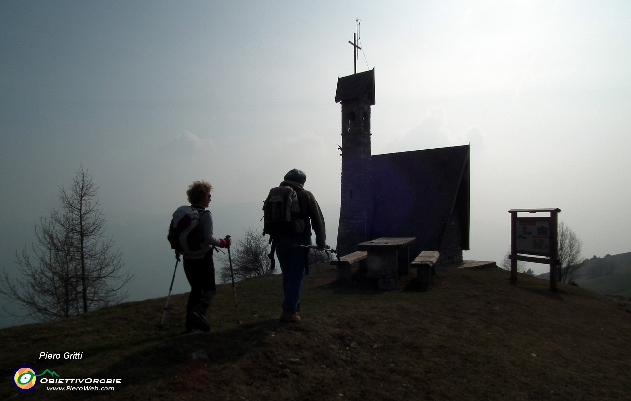 87 controluce alla Cappella Alpina....JPG